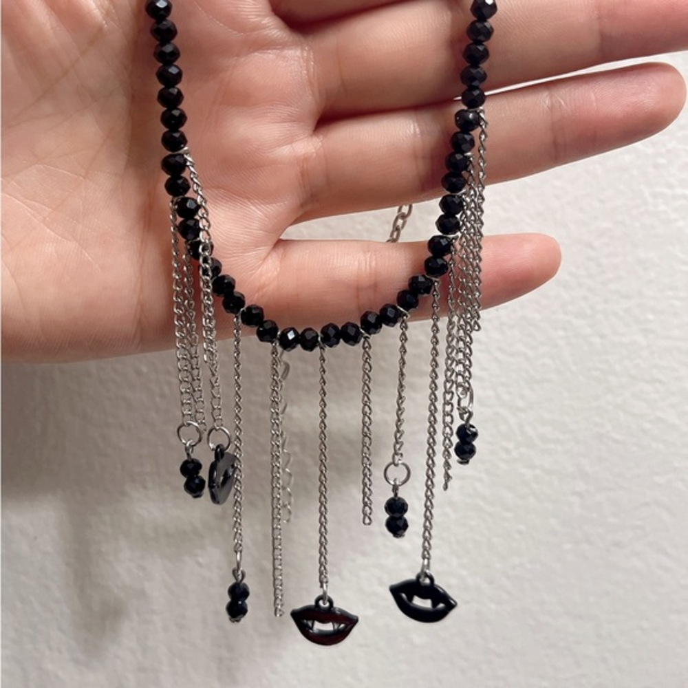 Gothic Halloween choker with red lip charms‎